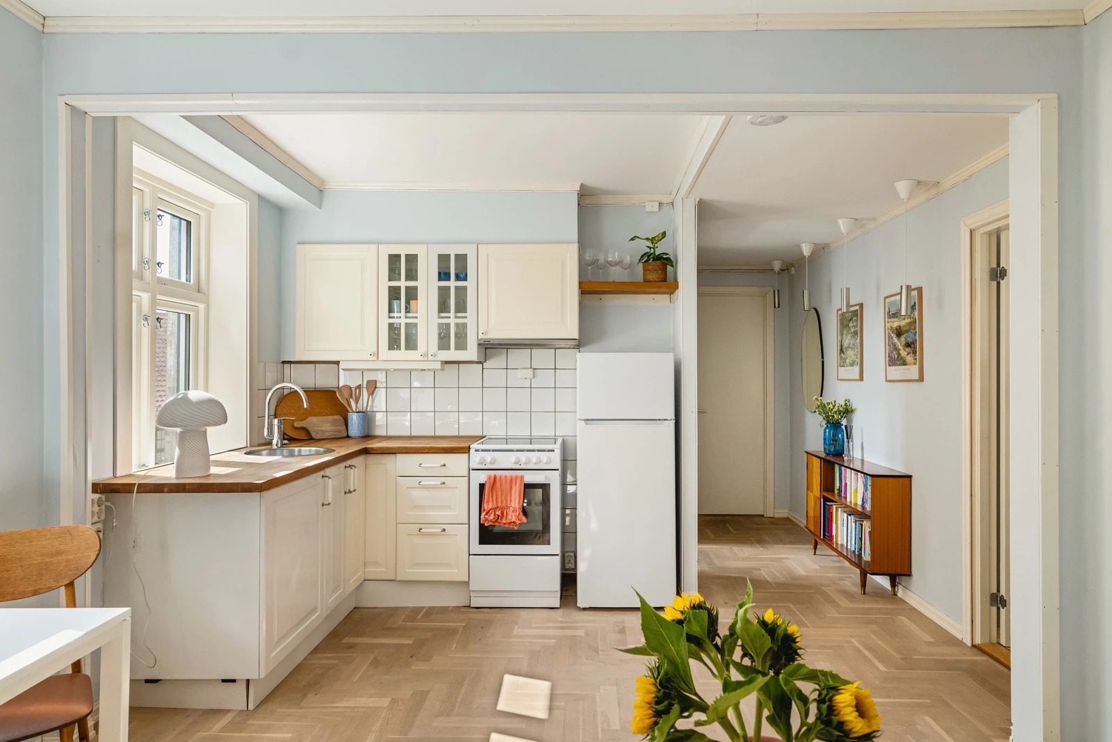 - Stue og kjøkken ligger i åpen løsning -